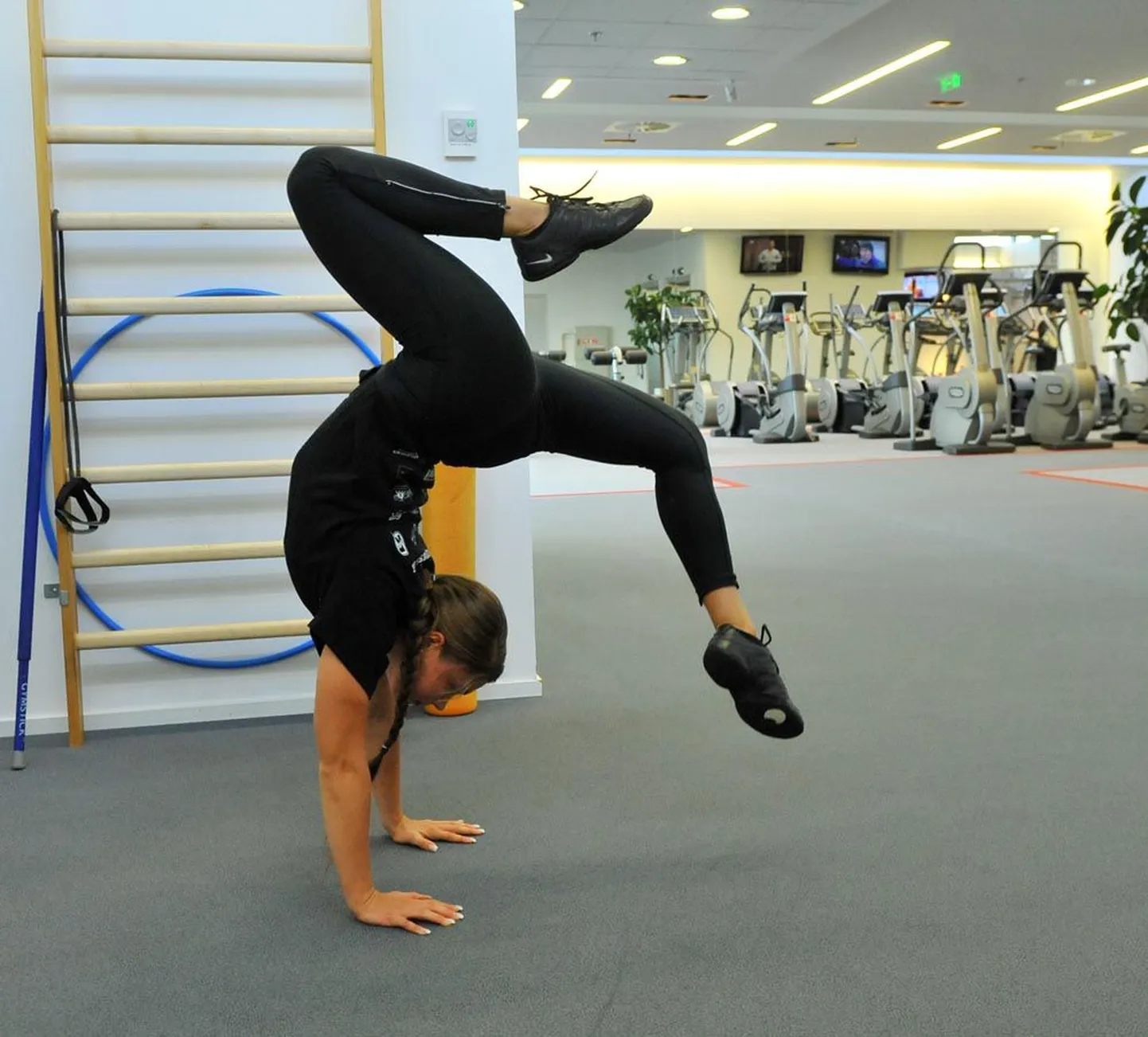My Fitnessi ruumides Viru keskuses teeb soojendust fitnessi Euroopa meister Liisa Otsus.