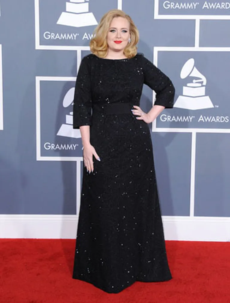 Britu dziedātāja Adele "Grammy 2012" ceremonijā ieradās melnā "Giorgio Armani" modes nama tērpā