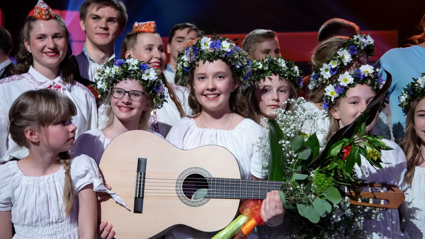 Laulusaate «Tähtede lava» esimese hooaja võitja Gloria Raudjärv(kitarriga).