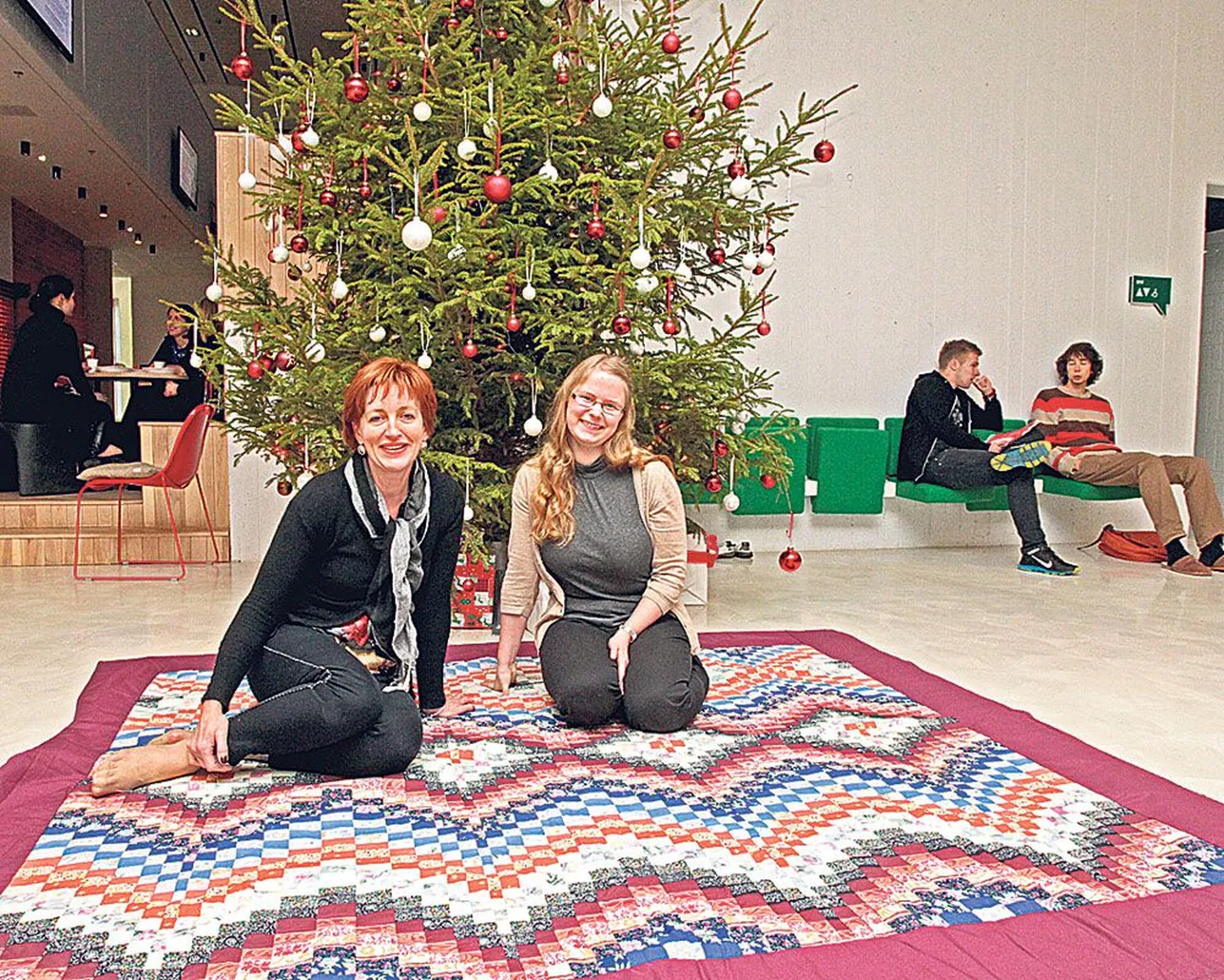 Tartu tervishoiukõrgkooli haridustehnoloog Anne Rosenberg (vasakul) ja ämmaemandaks õppiv Gerda Jürimäe on vabal ajal usinad käsitöömeistrid. Lapitekk, millel nad istuvad, on kutsehariduse õppekava juhi Tiina Uusma kätetöö.