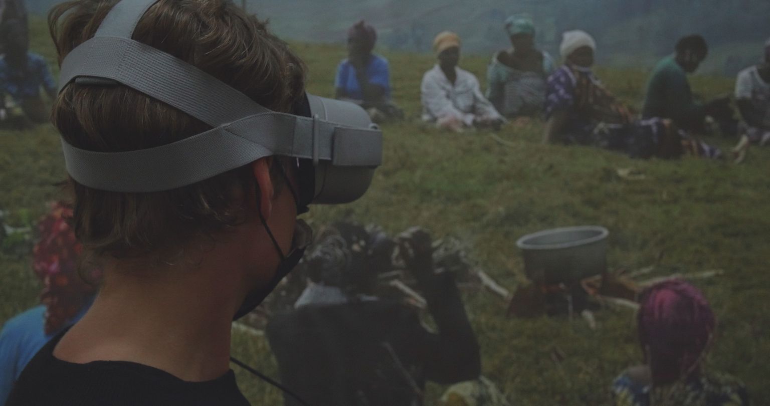 Lavastuse tööriist virtuaalreaalsus lennutab publiku kaugele Kongo kaevandusse, näitamaks, et sealsed mured pole meist sugugi nõnda kaugel, nagu esialgu paistab.