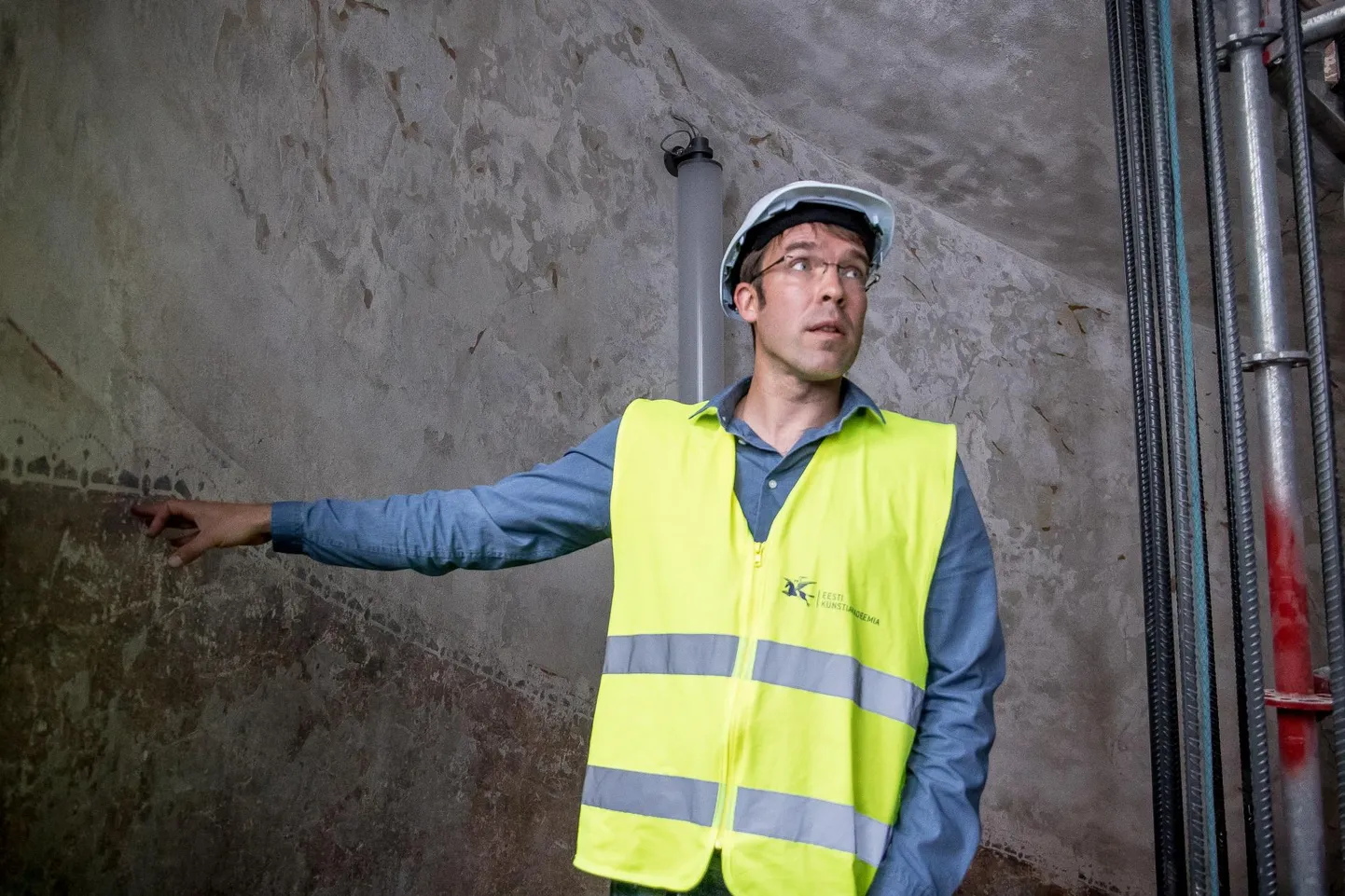 Peaaegu valmis EKA uut hoonet näitab akadeemia haldus- ja finantsdirektor Andres Tammsaar