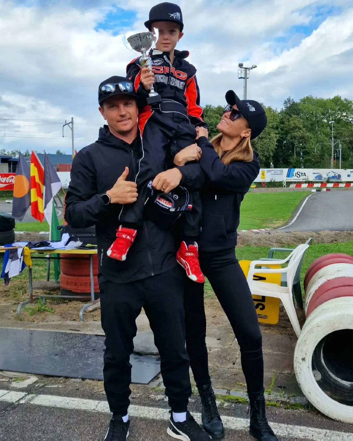 Väike Robin Räikkönen vanemate õlgadel.