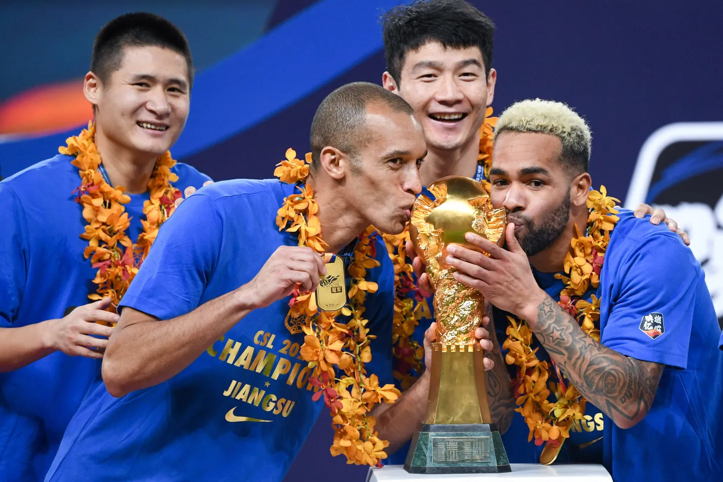 Jiangsu esimese meistritiitlini aidandu Miranda (vasakul karikat suudlemas) peab hakkama uut mängupaika otsima.