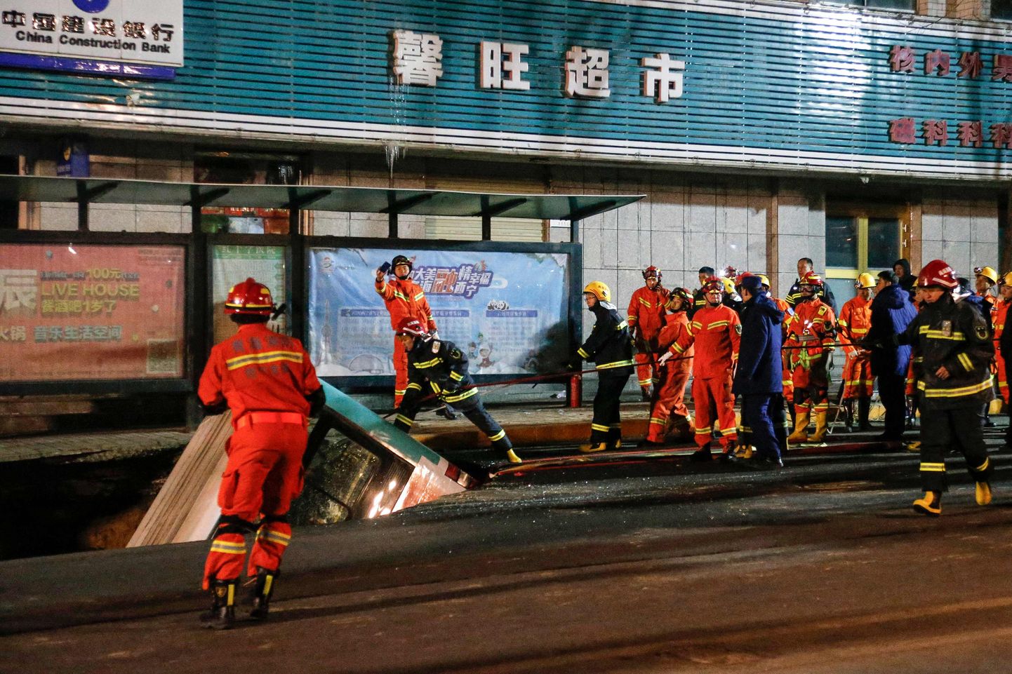 Hiina päästetöötajad valmistuvad tõmbama Qinghai provintsis Xiningis karstilehtrisse kukkunud bussi välja