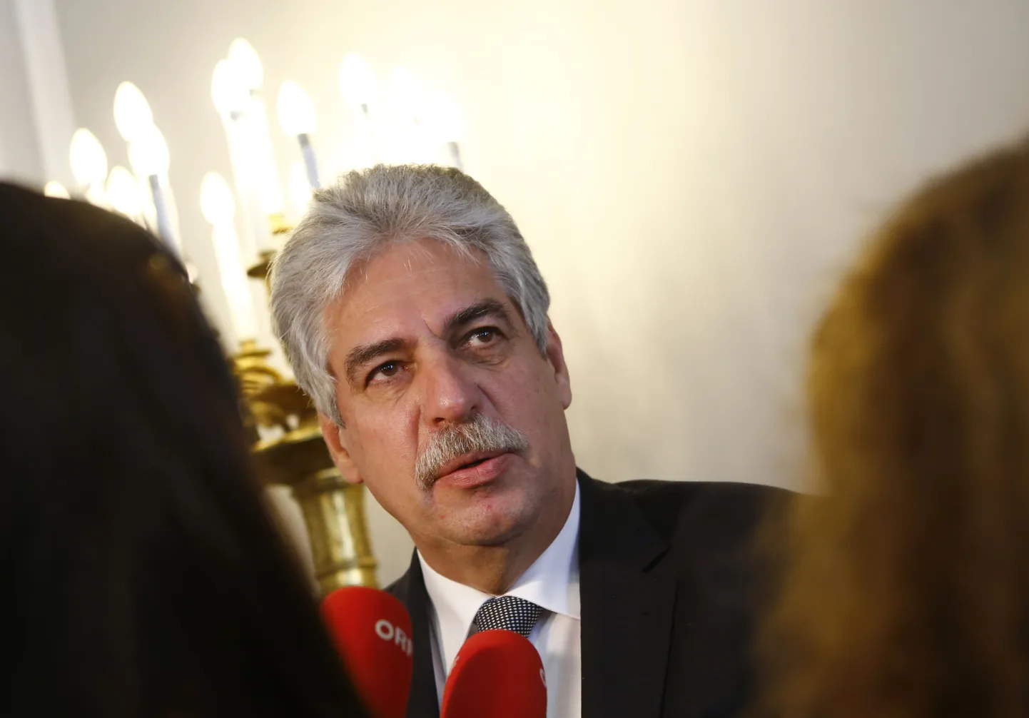 Austrian Finance Minister Hans Joerg Schelling talks to the media as he arrives for a cabinet meeting in Vienna, Austria June 21, 2016.   REUTERS/Leonhard Foeger