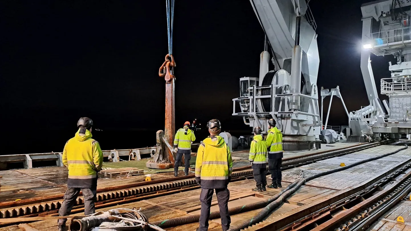 Якорь танкера Eagle S после его поднятия со дна Балтийского моря, 6 января 2025 года.