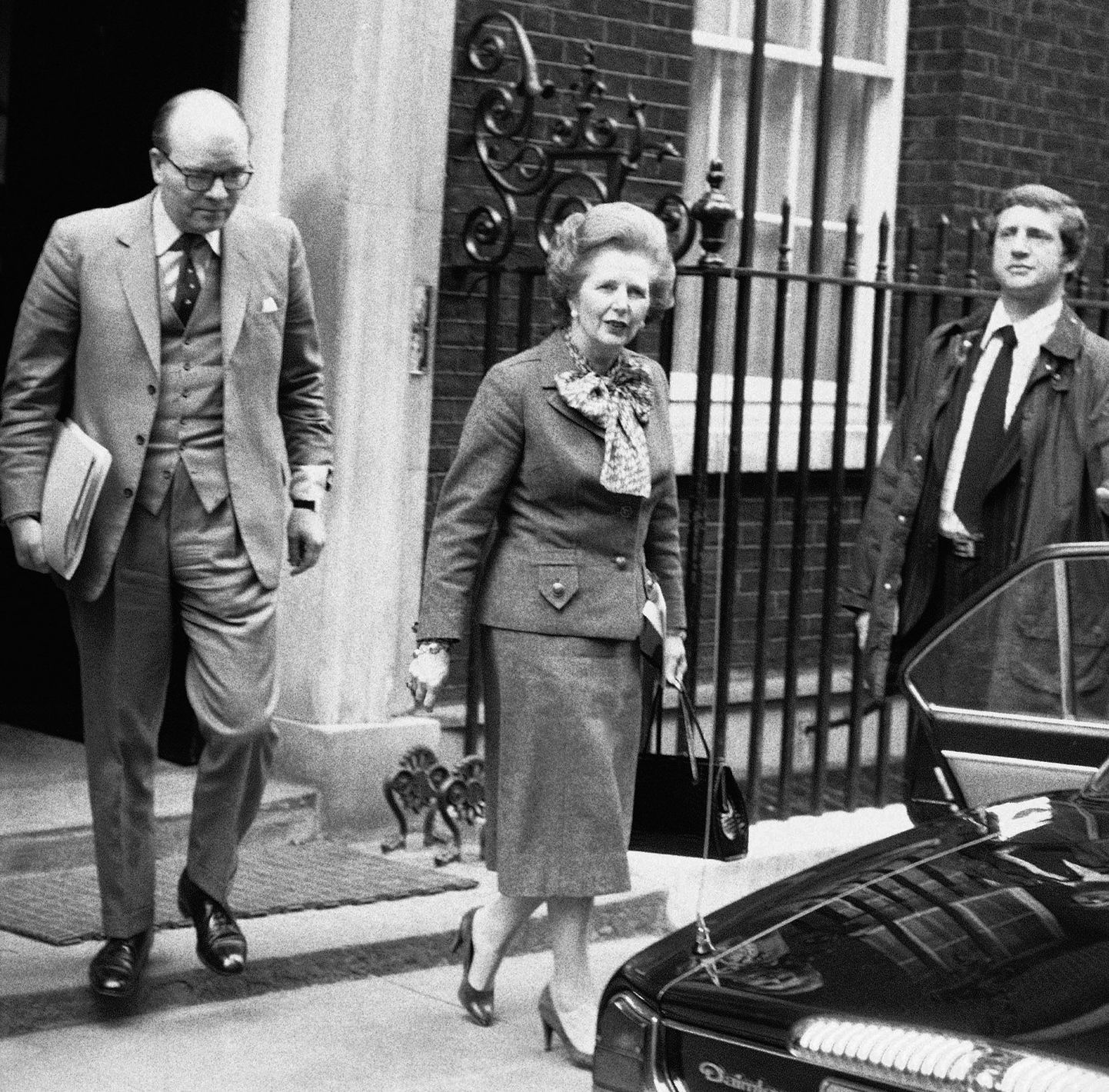 Peaminister Margaret Thatcher 1982. aastal teel oma Downing Streeti residentsist Falklandi küsimusele pühendatud parlamendi eriistungile.