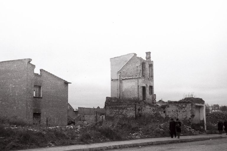 Varemed Raekoja tänaval. 1944, Tartu. FOTO: