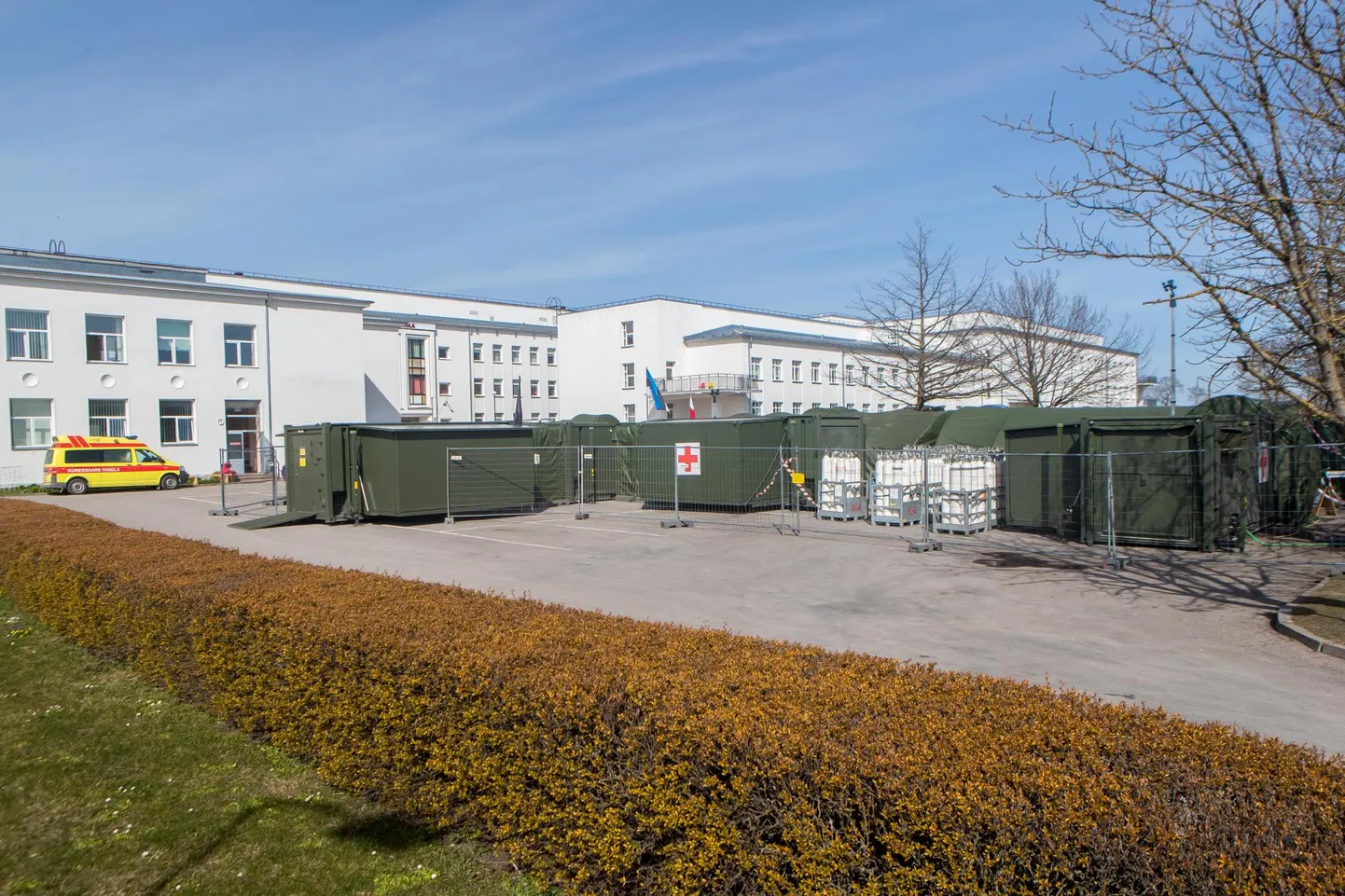 Kaitseväe välihaigla Kuressaare haigla ees. FOTO: Maanus Masing/Saarte Hääl