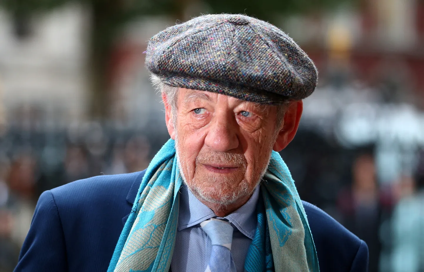 Teater ei ole suurepärasele Ian McKellenile võõras, ent nüüd võib 85-aastane näitleja öelda, et ta on ka kogemata lavalt alla kukkunud ning eluga pääsenud.