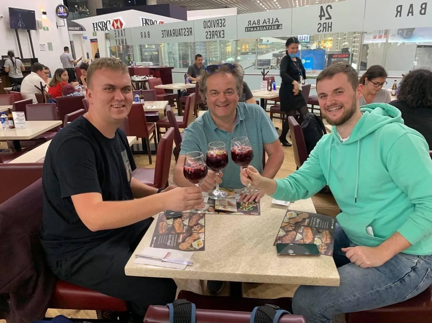 «Pidu katku ajal». Väikene lõõgastus enne pikka kojulendu. Sangria klaase hoiavad käes (vasakult) Karl Mihkel Eller, Marko Kaljuveer ja Karl-Joosep Küngas.