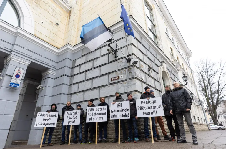 Valitsusest lahkuma sunnitud Sotsiaaldemokraatliku Erakonna esimees Lauri Läänemets seadis siseministrina esikohale töötajate palgad, aga rahulolematus hõõgub edasi. Päästjate hoiatuspikett ministeeriumi ees mullu novembris.