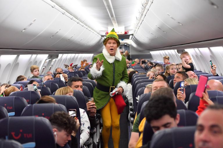 Reisifirma TUI lennul Manchesterist Lapimaale lõbustab reisijaid filmi «Elf» tegelaskuju järgi riides näitleja. 