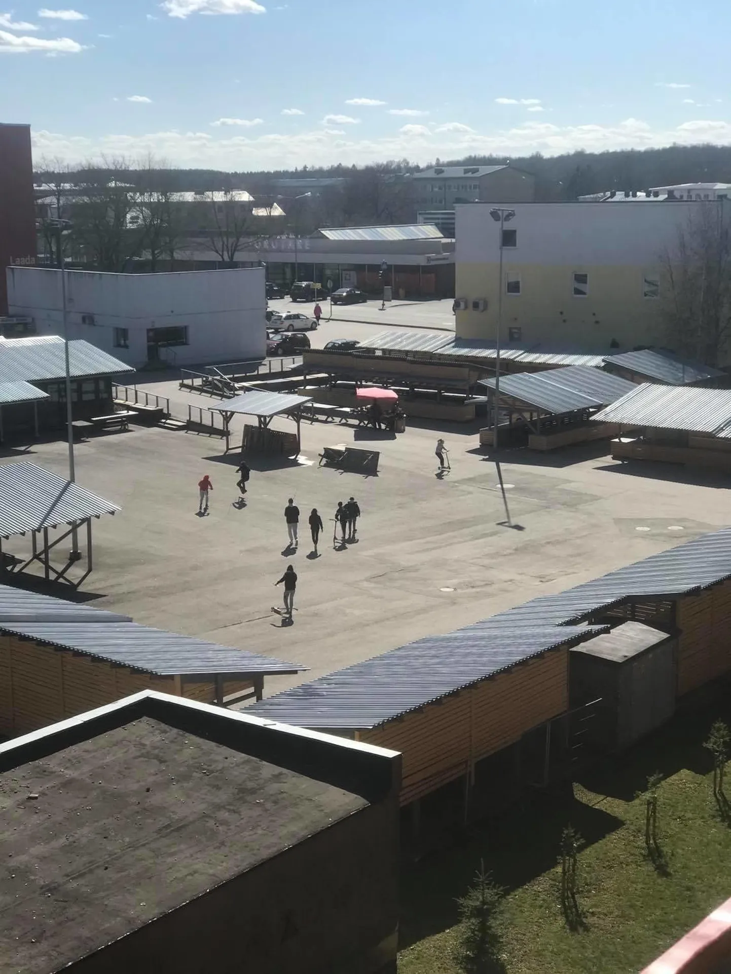 Tavapärane pilt Rakvere turult. Kuigi valitseb eriolukord, ei takista see noori kokku saamast ega lõbusalt-lärmakalt aega veetmast.