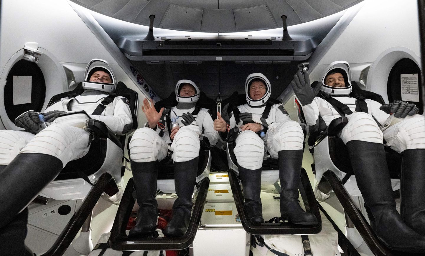 Astronautu komanda, kas 4. septembrī atgriezās uz Zemes.