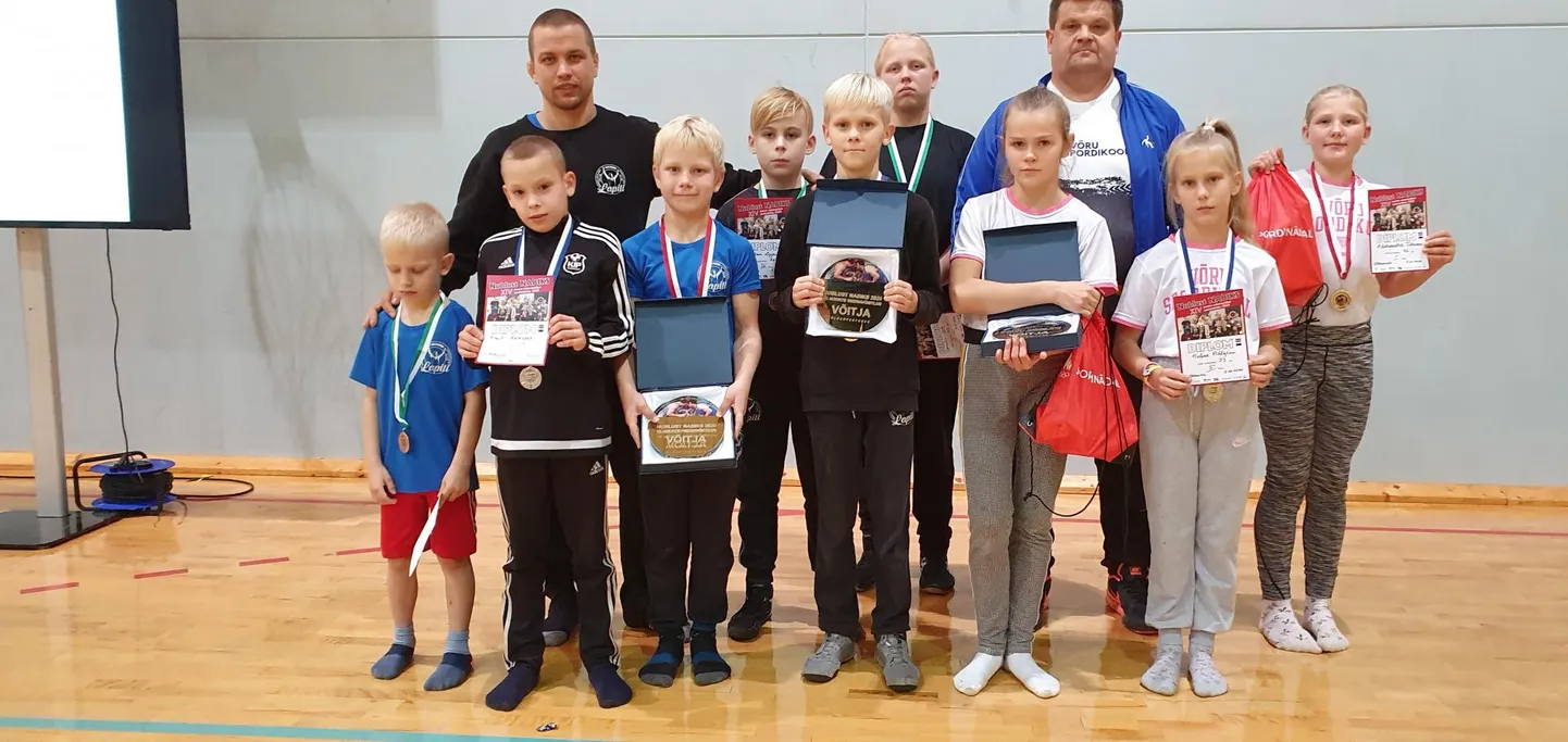 Võru- ja Põlvamaa tublid noormaadlejad, keskel üldkokkuvõte võitjad Kaspar Kört ja Sara Väljan.