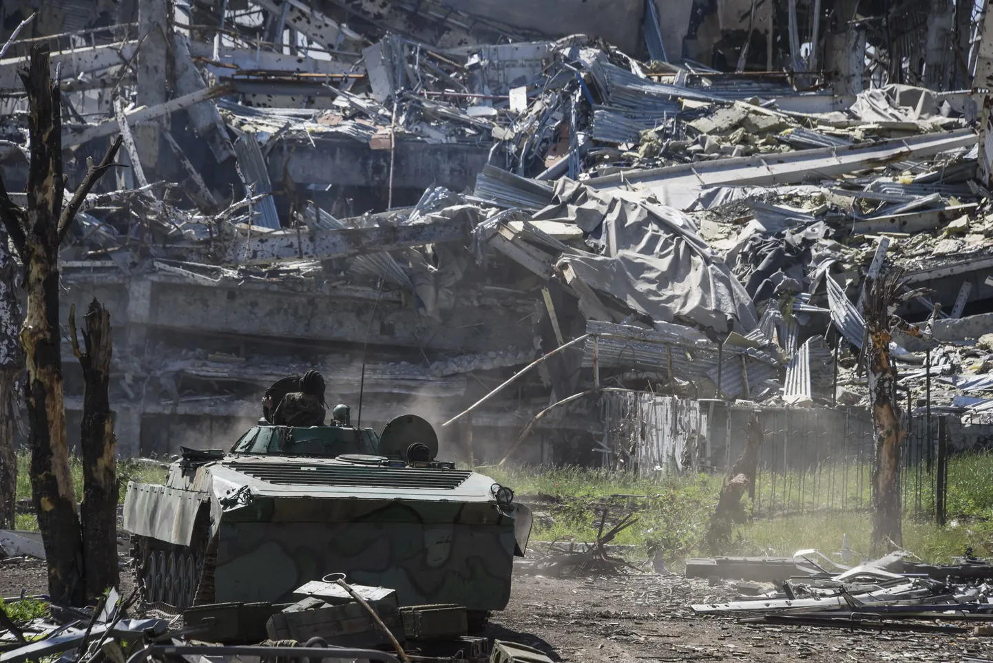 Venemeelsete üksuste soomuk Donetski lennujaama rusude vahel.