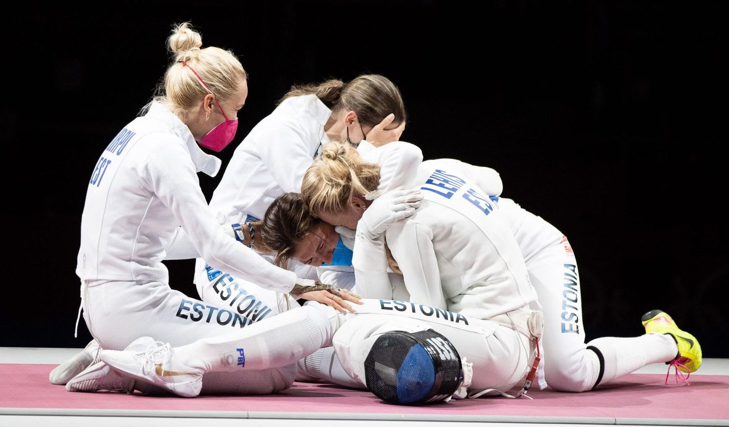 Эрика Кирпу, Ирина Эмбрих и Юлия Беляева поздравляют принесшую Эстонии победу Катрину Лехис.
