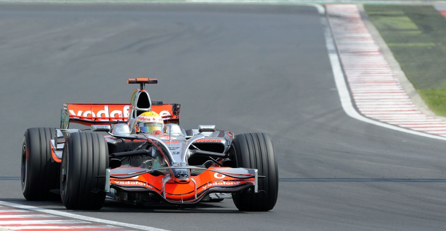 Lewis Hamiltoni McLaren-Mercedes