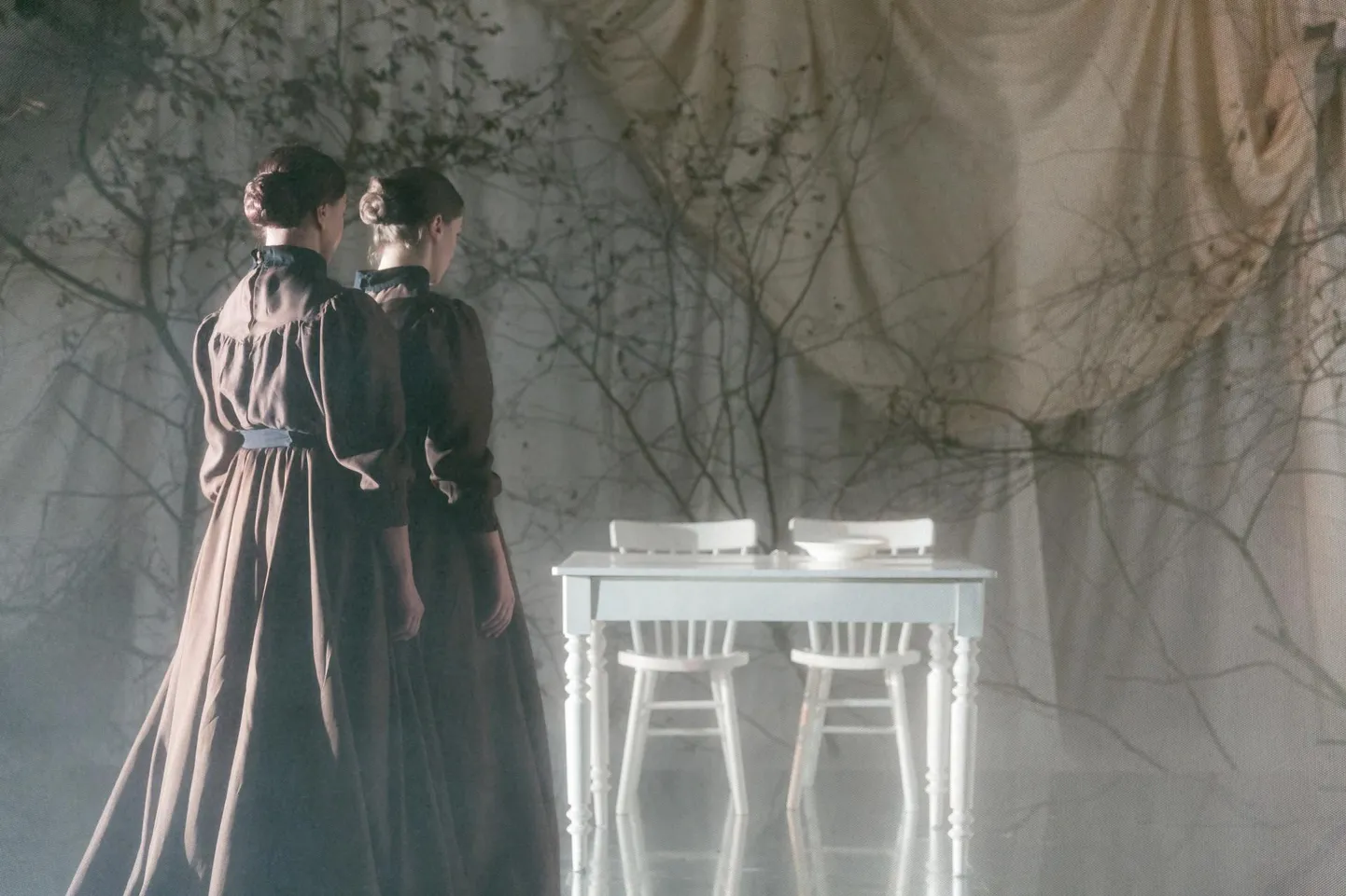 Kellerteatris etenduva Kersti Heinloo ja Raho Aadla lavastuse «Emilie Sageé» unenäolise kujunduse autor on kunstnik Kristjan Suits. Laval Eva Püssa ja Arolin Raudva.