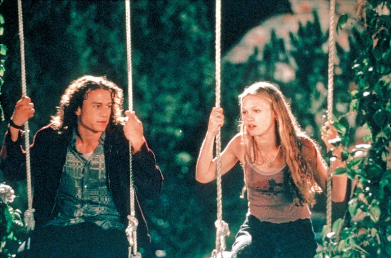 Kaader filmist «10 põhjust sind vihata», vasakul Heath Ledger ja paremal Julia Stiles.
