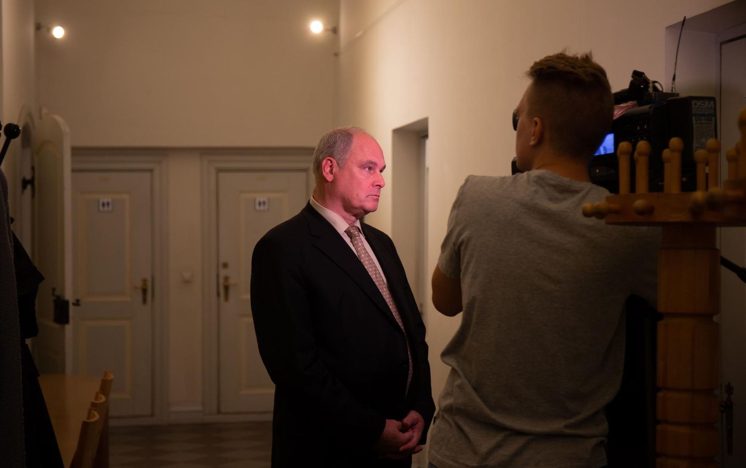 Keskerakonna Tartu piirkonna juht Jaan Toots raekojas intervjuud andmas.