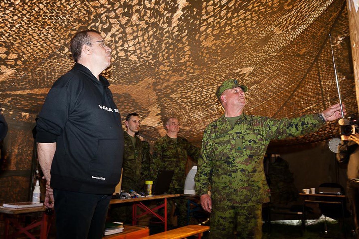 Eesti Vabariigi president Toomas Hendrik Ilves ja Järva maleva pealik major (tulevane kolonelleitnant) Arvi Niglas.