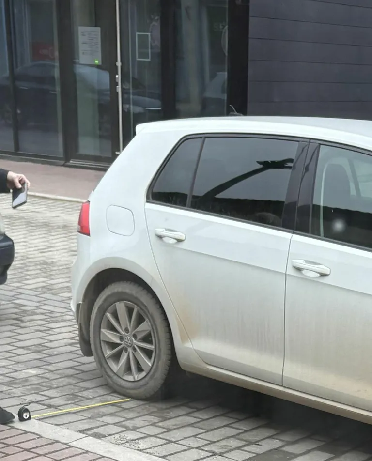 Mõõtmistulemus näitas, et auto ratas oli aimatavast kõnnitee äärest enam kui 40 sentimeetri kaugusel ning juht sai 40-eurose trahvi.
