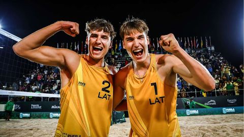 Auziņš/Fokerots triumfē pasaules U-21 čempionātā pludmales volejbolā