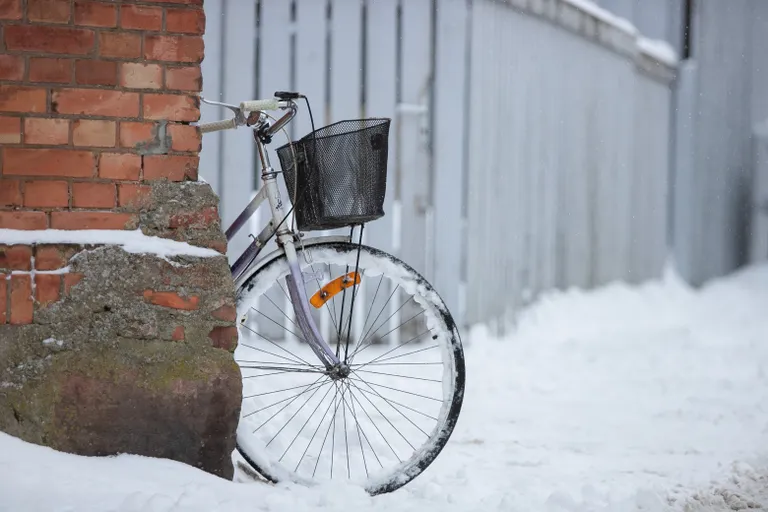 Viljandi lumistel tänavatel võib jalgrattaid kohata ka südatalvel. Kuid suvel oleks see päris paljudele alternatiiv tööle ja koju liikumisel, kui vahemaad on lühemad.