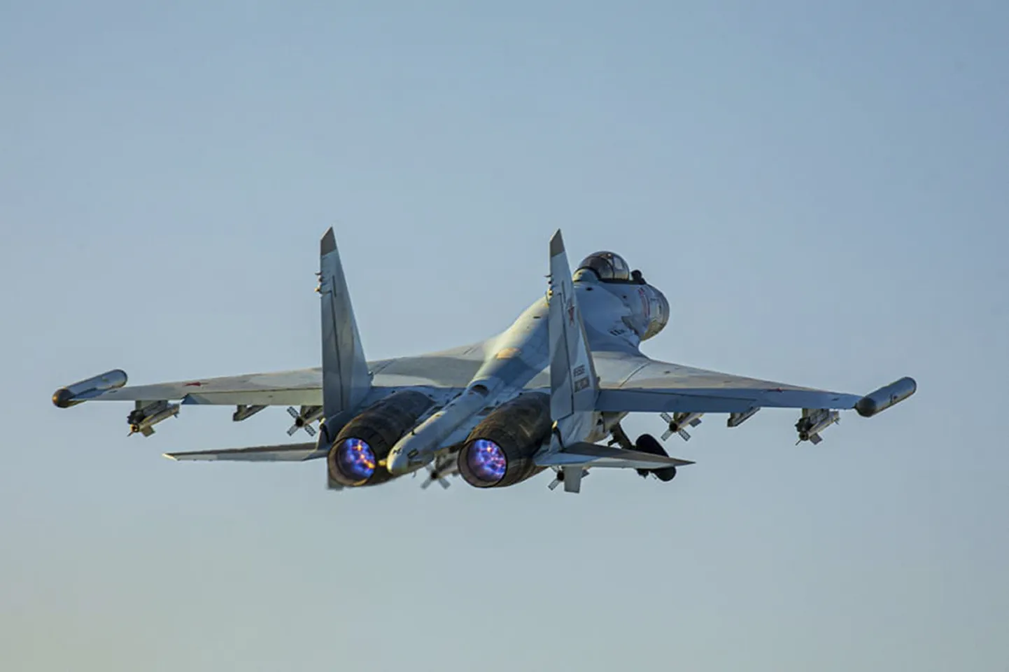 Krievijas gaisa spēku iznīcinātājs Su-35 paceļas no Hemeimemas gaisa bāzes Sīrijā