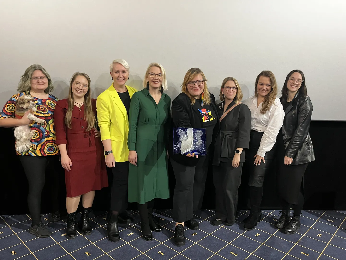 Anna Hints Eesti Seksuaaltervise Liidu töötajate ja juhatuse liikmetega (Olga Gerassimenko, koer Julia, Susan Kolde, Kerli Hannus, Katrin Salundi, Anna Hints, Jaana Below, Liisa Larm, Eglyd Esken).