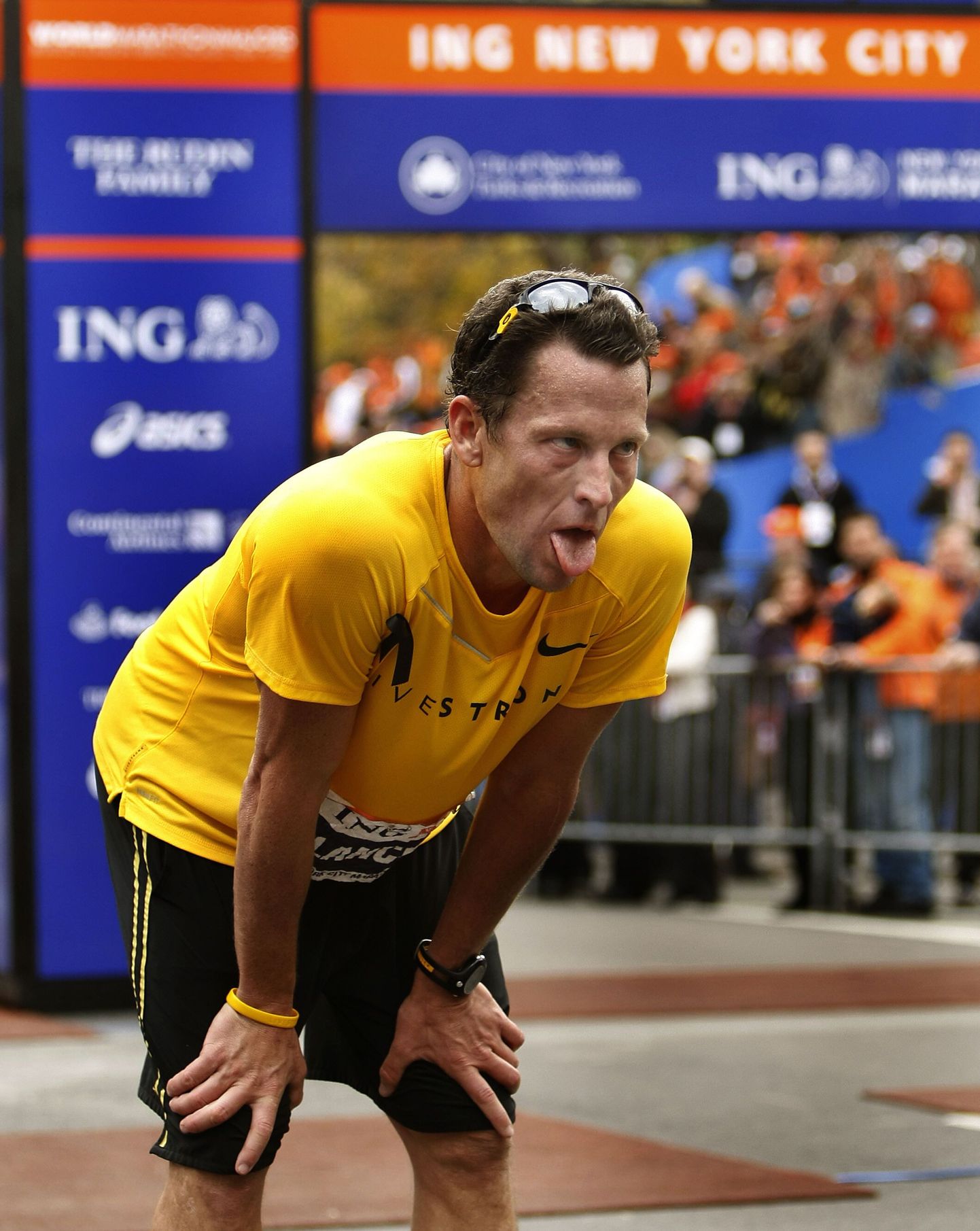 Lance Armstrong 4. novembril 2007, pärast New Yorgi maratoni finišijoone ületamist
his tongue out as he crosses the finish line of the New York City Marathon in New York 04 November 2007.         AFP PHOTO/Timothy A. CLARY
