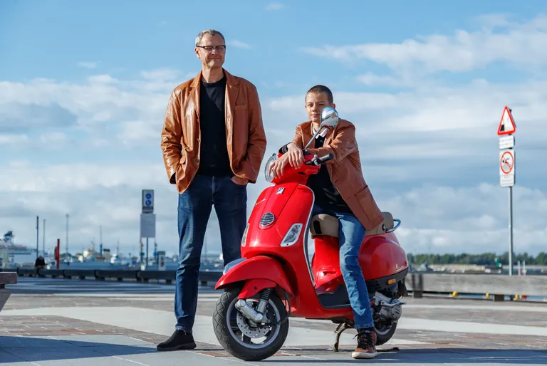 Paar viimast suve on Johannes isa selja taga Vespal veetnud. Neile meeldib matkata ja nüüd on veel mõnusam seda koos teha.