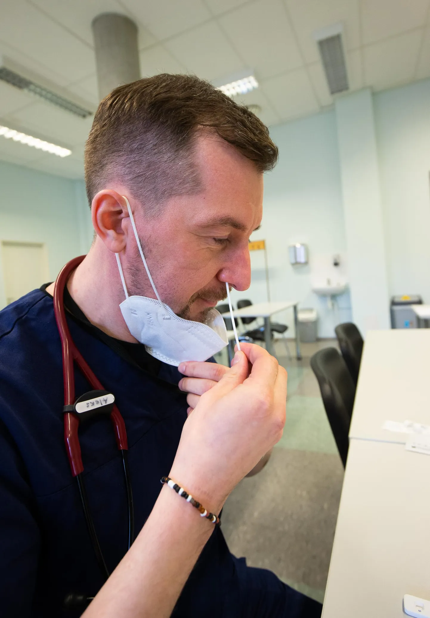 Sups ja valmis. Loomakliiniku kliiniline juht Aleksandr Semjonov näitas, kuidas kiirtest töötab.