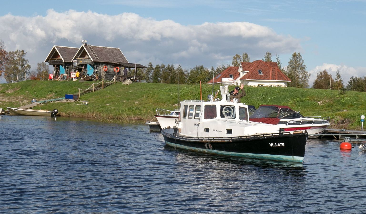 Sauga jõe sadamasse rajatud kaluriküla Pärnu külje all.