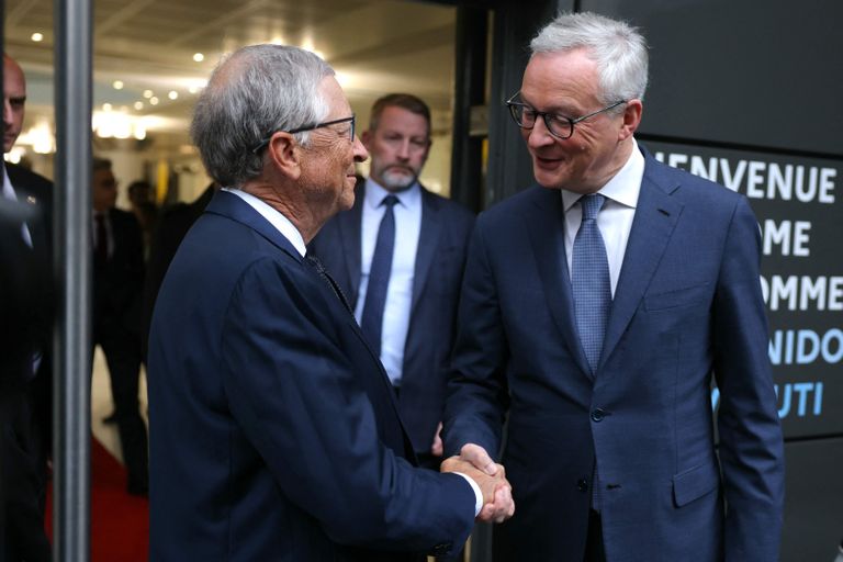 Francijas finanšu ministrs Bruno Lemērs spiež roku Bilam Geitsam "Rendez-Vous de Bercy" klimata samitā Francijas Ekonomikas un finanšu ministrijā, Parīzē, šīgada 5. decembrī.