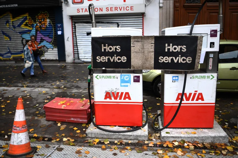 Rivist väljas tankla Pariisis.