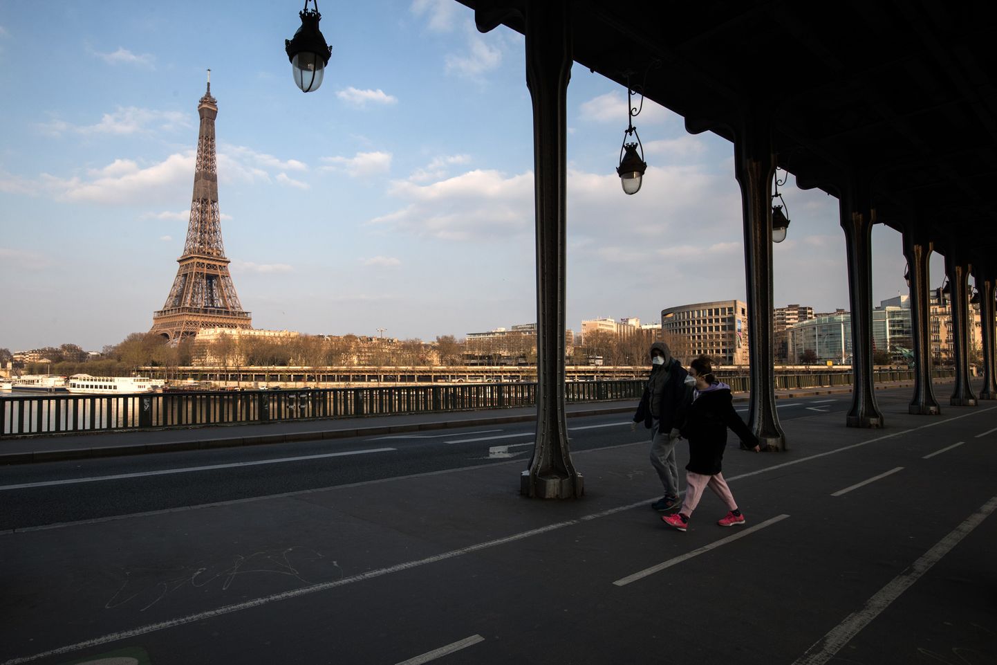 Bir-Hakeimi sild Eiffeli torni lähedal Pariisis.