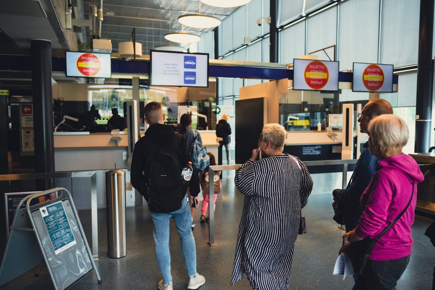 Российские туристы на паспортном контроле при въезде в Финляндию, 28 июля 2022 года.