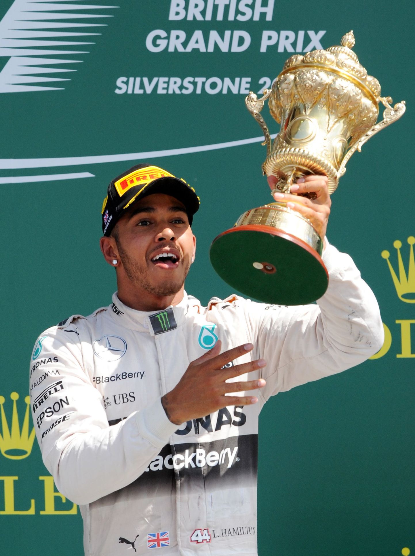 Lewis Hamilton Suurbritannia GP võidukarikaga.