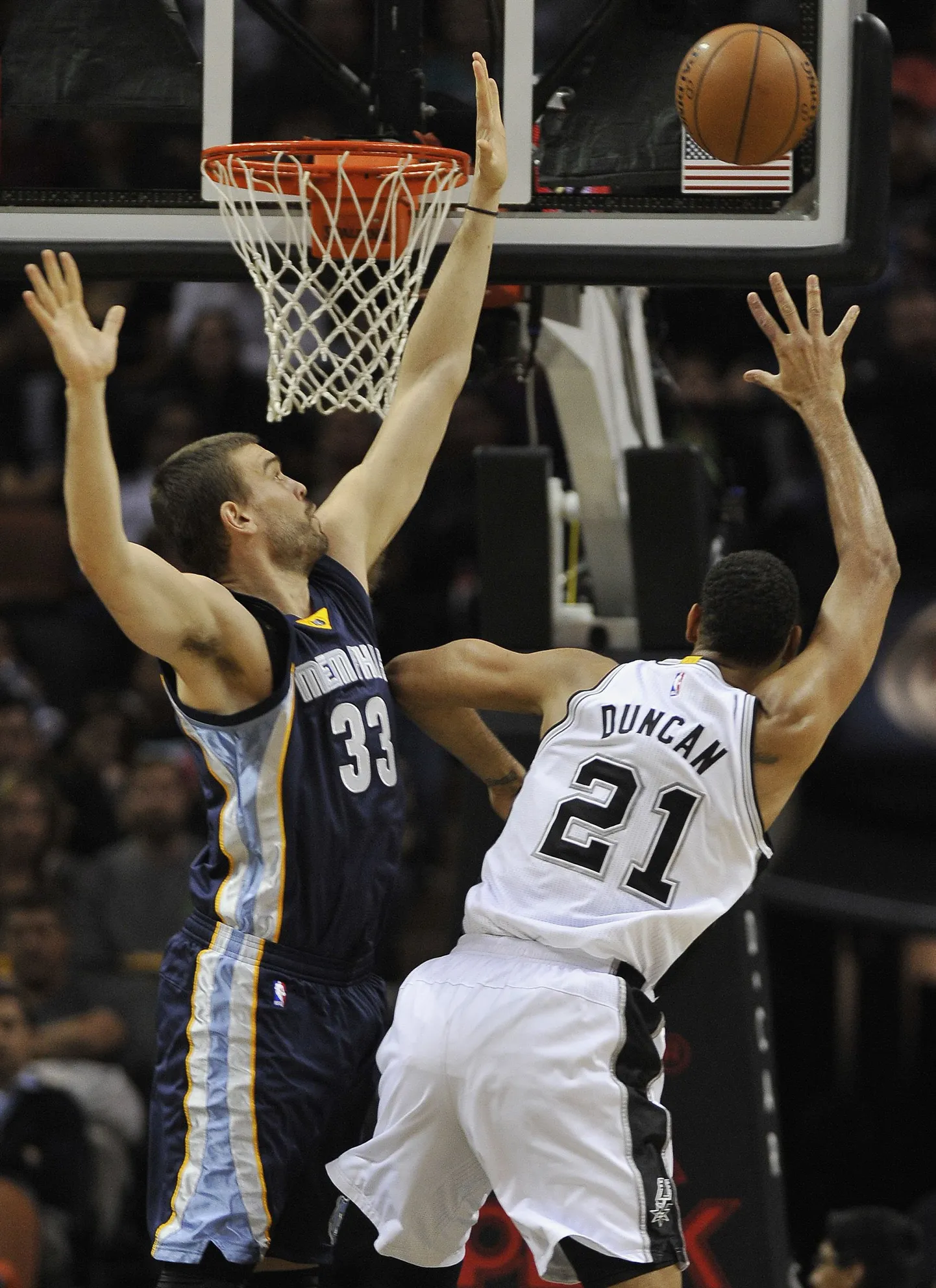 Marc Gasol (vasakul) ja Tim Duncan.