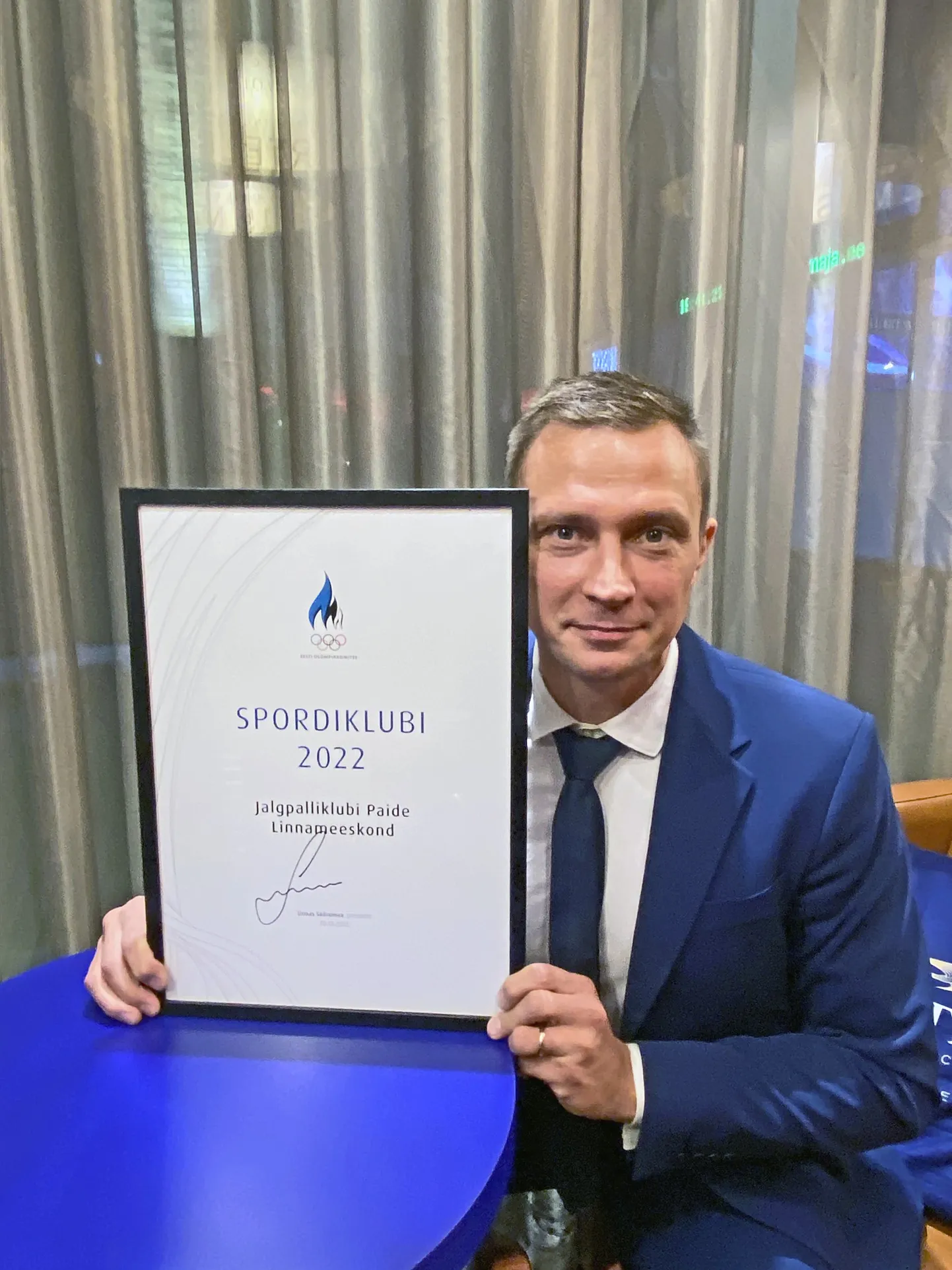Gert Kams võttis pidulikult tunnustuse vastu.