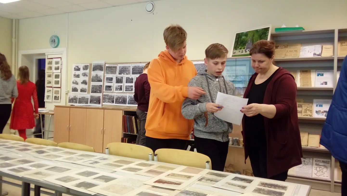 Kilingi-Nõmme gümnaasiumi muuseumiklassis avatud näitus tutvustas Eesti riigi kujunemise lugu.