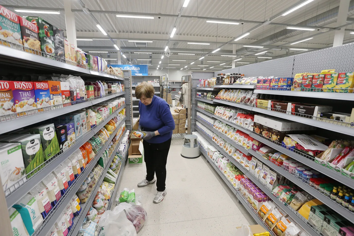 Tõrvandi Konsumi hoone on valmis ning ootab avamist. Uus pood peaks rõõmustama nii Tõrvandi elanikke kui ka Ülenurme tööstuspargi ettevõtteid. Eile lõunal käis poes kauba väljapanemine täie hooga.