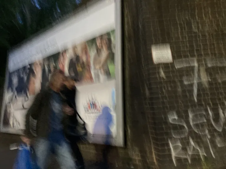 Tublis tuules purjetavad läbi Slough öö poola keelt kõnelevad korilased. Taustal näha oleval telliskivisillal palub väiksem plakat anda teada, kui mõni auto ajaloolise sillaga kokku põrkama peaks, sest see võib olla ohuks rongiliiklusele.