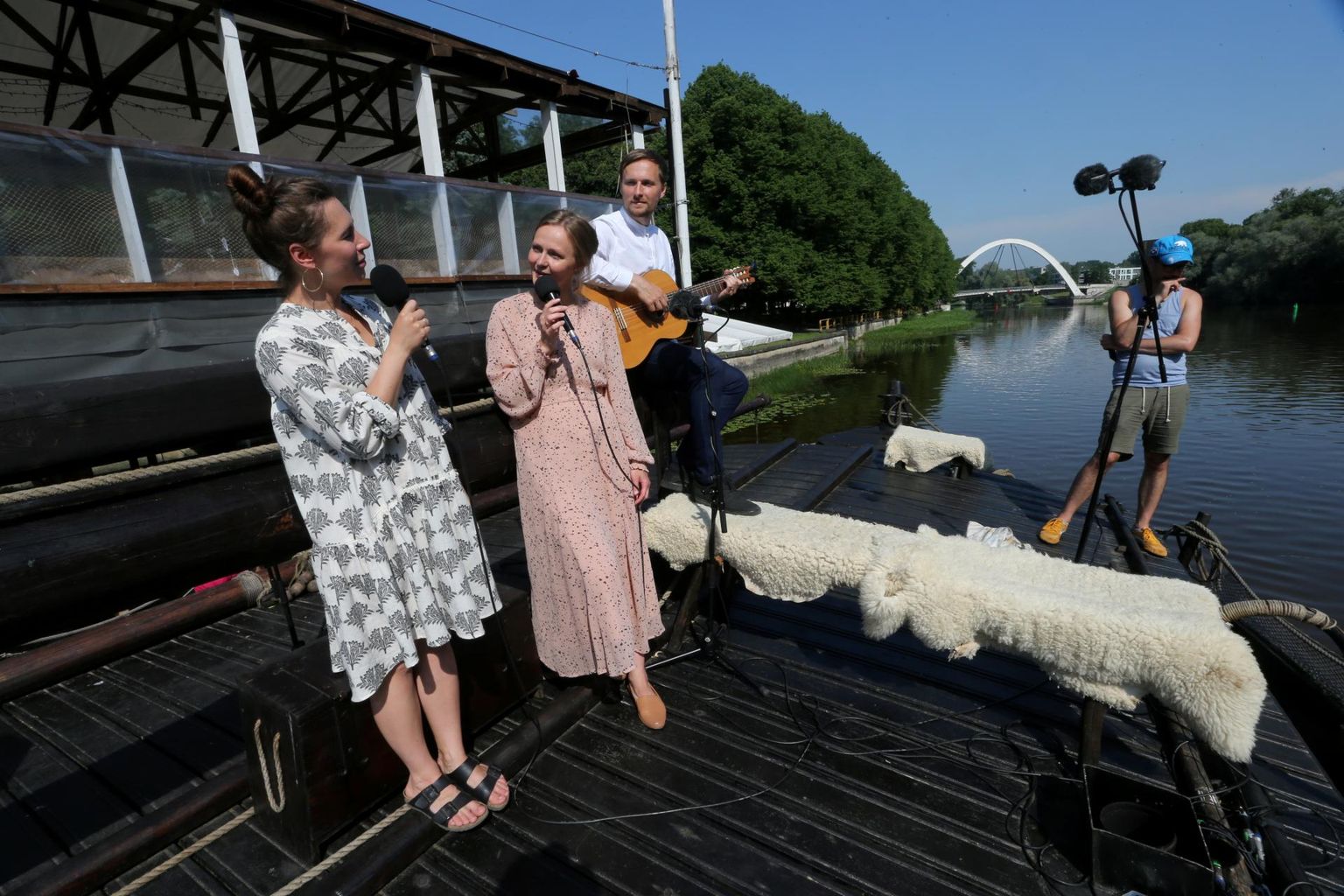 Videokontserdi jäädvustamisel Tartu linna päevaks esinesid Mari Jürjens (vasakult), Sandra Üksküla-Uusberg ja Kristjan Üksküla.