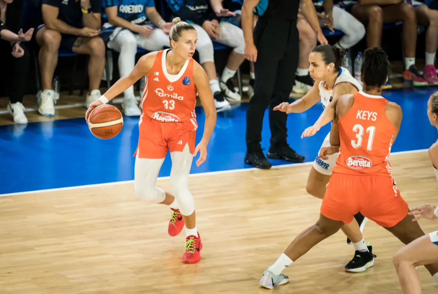 Latvijas basketboliste Kitija Laksa (nr. 33)