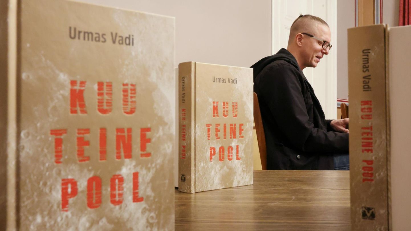 Kirjanik, stsenarist, lavastaja ja ajakirjanik Urmas Vadi (46) esitles Tartu kirjandusmajas oma raamatut «Kuu teine pool».